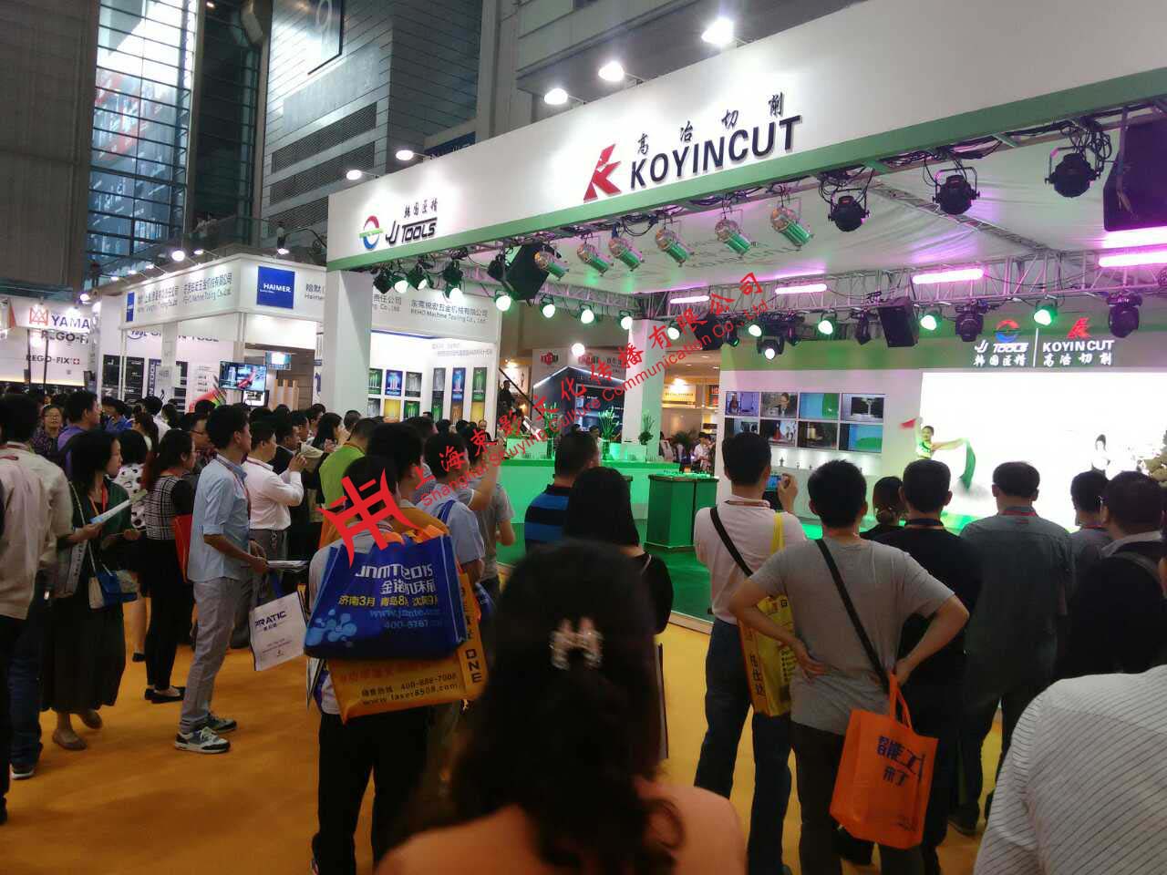 圖二韓國(guó)匠精展廳前來參觀